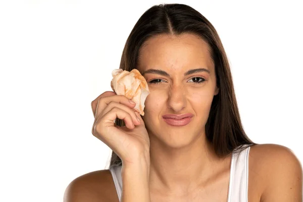 Eine Runzelnde Frau Zeigt Einen Schmutzigen Make Wisch Auf Weißem — Stockfoto