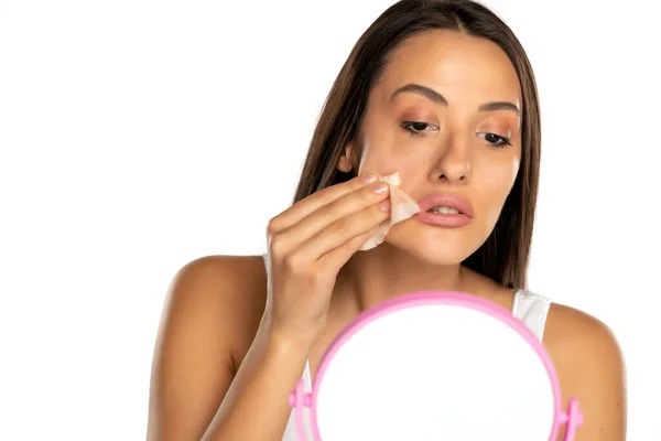 Genç Bir Kadın Beyaz Arka Planda Islak Mendille Yüzünü Temizliyor — Stok fotoğraf