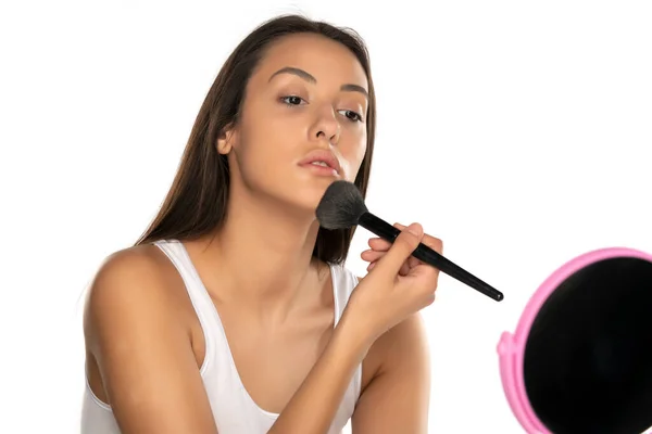 Ung Vacker Kvinna Applicerar Pulver Med Sminkborste Vit Bakgrund — Stockfoto