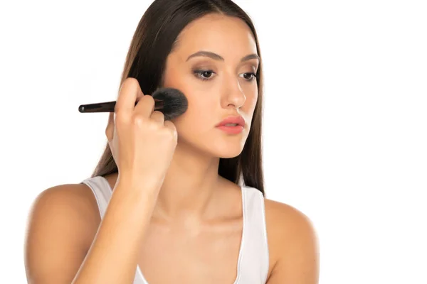 Uma Jovem Mulher Bonita Está Aplicando Com Uma Escova Maquiagem — Fotografia de Stock