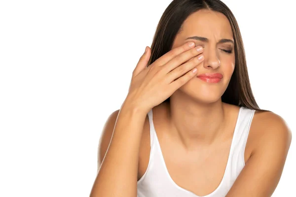 Müde Junge Gestresste Frau Leidet Unter Starken Augenschmerzen Auf Weißem — Stockfoto