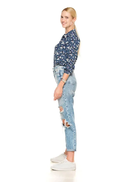 Vista Lateral Uma Bela Jovem Mulher Sorridente Jeans Rasgado Posando — Fotografia de Stock