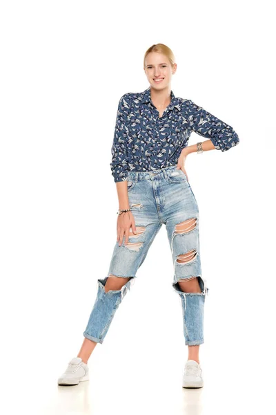 Bela Jovem Mulher Sorridente Jeans Rasgado Posando Fundo Branco — Fotografia de Stock