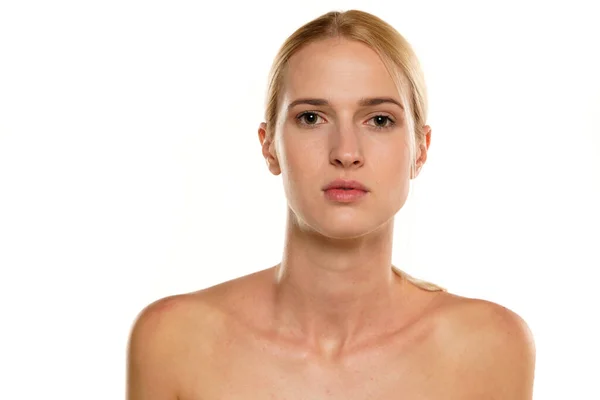 Makyajsız Sarışın Genç Bir Kadın Beyaz Bir Arka Planda Bağlı — Stok fotoğraf