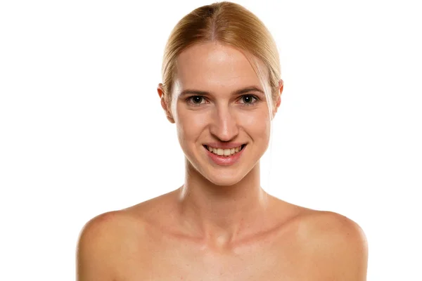 Makyajsız Gülümseyen Genç Sarışın Kadın Beyaz Bir Arka Planda Bağlı — Stok fotoğraf