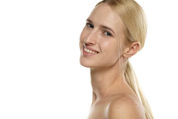 Вид Сбоку Улыбающейся Молодой Женщины Макияжа Связанными Волосами Белом Фоне — стоковое фото
