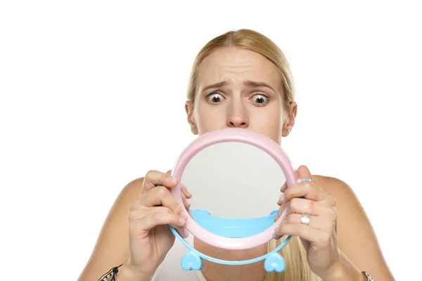 Retrato Uma Jovem Mulher Infeliz Olhando Espelho Fundo Branco — Fotografia de Stock