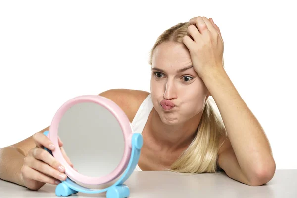 Entediado Jovem Loira Mulher Olhando Para Mesma Espelho Fundo Branco — Fotografia de Stock