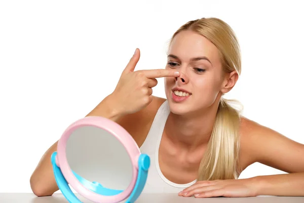 Retrato Uma Jovem Loira Empurrando Nariz Espelho Fundo Branco — Fotografia de Stock