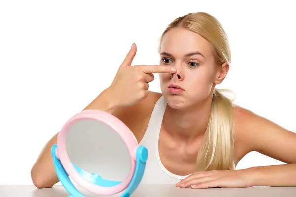 Potret Seorang Wanita Pirang Muda Mendorong Hidungnya Cermin Pada Latar — Stok Foto