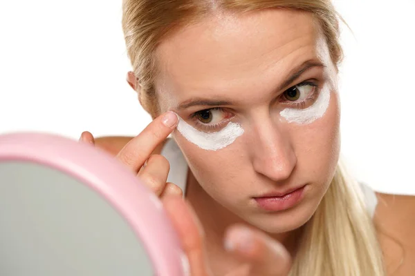 Potret Seorang Wanita Pirang Muda Menerapkan Produk Kosmetik Bawah Matanya — Stok Foto