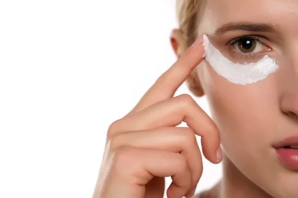 Metade Retrato Uma Jovem Loira Aplicando Produto Cosmético Sob Olhos — Fotografia de Stock