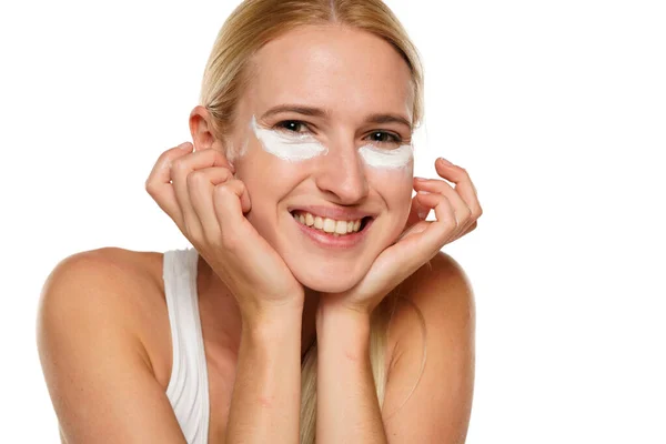 Retrato Una Joven Rubia Sonriente Con Producto Cosmético Bajo Sus —  Fotos de Stock