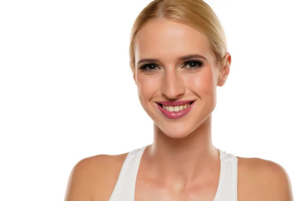Joven Mujer Rubia Sonriente Con Pelo Atado Maquillaje Sobre Fondo — Foto de Stock