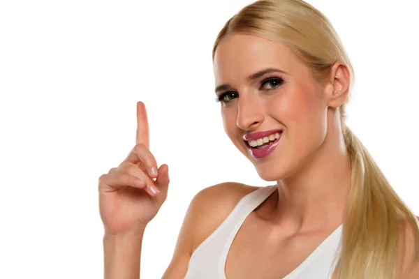 Mujer Feliz Bastante Joven Apuntar Con Dedo Hacia Arriba Sonreír — Foto de Stock
