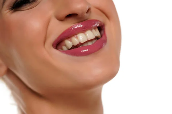 Sağlıklı Beyaz Dişleri Olan Genç Bir Kadının Güzel Gülümsemesi — Stok fotoğraf