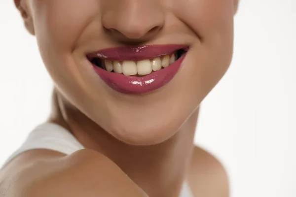 Красивая Улыбка Молодой Женщины Здоровыми Белыми Зубами — стоковое фото