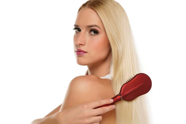 Potret Seorang Wanita Pirang Muda Yang Cantik Menyisir Rambutnya Pada — Stok Foto