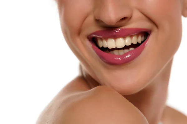 Красива Посмішка Молодої Жінки Здоровими Білими Зубами — стокове фото