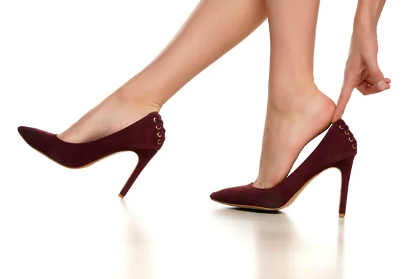 Acercamiento Una Mujer Usando Sus Zapatos Con Tacones Hihg Sobre — Foto de Stock