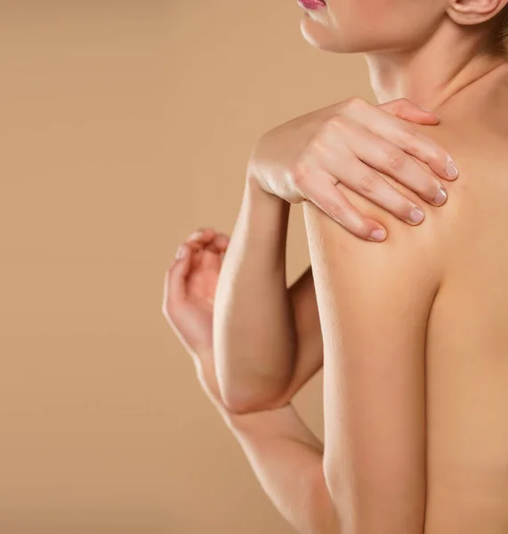 Woman Shoulder Pain Beige Background — Stock Photo, Image