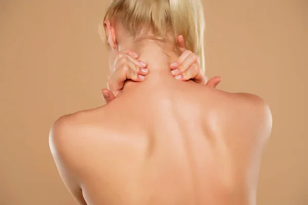 Woman Neck Pain Beige Background — Stock Photo, Image