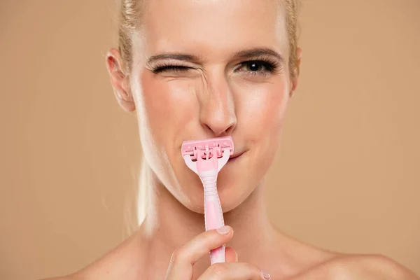 Beautiful Young Caucasian Woman Shaving Her Face Razor Beige Background — Stock Photo, Image