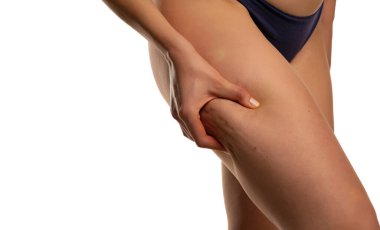 Beyaz arka planda buruşuk cilt ve selülit olan bacak konsepti