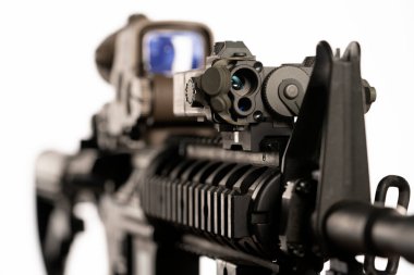 Optik görüşlü m4 tüfek ve beyaz arka planda lazer cihazı