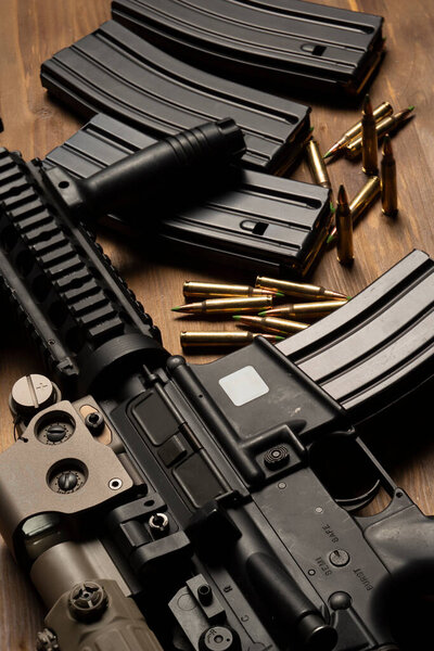 винтовка m4 с оптическим прицелом, патронами и патронами на деревянном столе