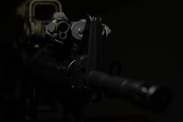 Gewehr Mit Optischem Visier Und Lasergerät Auf Dunklem Hintergrund — Stockfoto