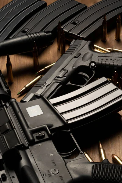 Puska Optikai Rálátással Kézifegyverrel Lőszer Töltény Asztalra — Stock Fotó