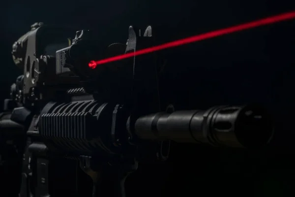 暗い背景にM4ライフルに赤いビームを持つ光学光学光学装置とレーザー装置 — ストック写真