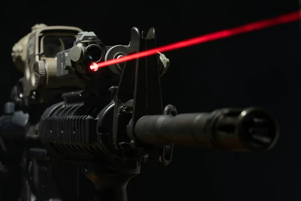 Optik Görüş Lazer Cihazı Arka Planda Tüfeği Üzerinde Kırmızı Bir — Stok fotoğraf