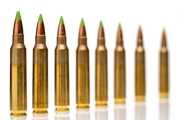 56口径のグループ 白い背景のラインに注文緑の先端の弾丸 — ストック写真