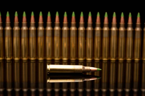 Egy Kaliberű Zöld Hegyű Lövedékekből Álló Csoport Fekete Alapon Sorba — Stock Fotó