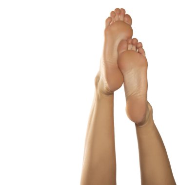 Güzel bir kadının çıplak ayaklarıyla beyaz bir arka plan ve kopyasal alan.