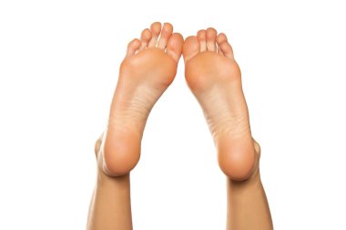 Güzel bir kadının çıplak ayaklarıyla beyaz bir arka plan ve kopyasal alan.