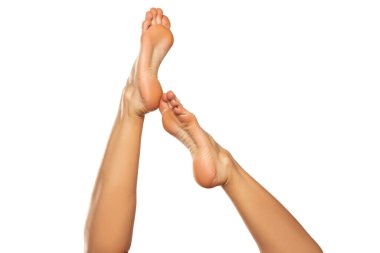 Güzel bir kadının çıplak ayaklarıyla beyaz bir arka plan ve kopyasal alan.