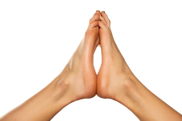 Красива Жінка Голі Ноги Білому Тлі Копіспасом — стокове фото