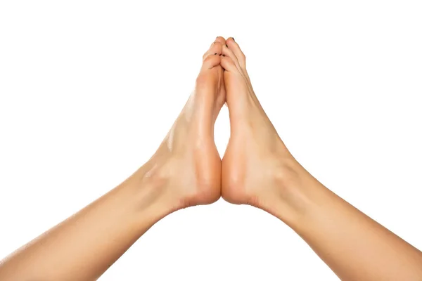Schöne Nackte Füße Vor Weißem Hintergrund Mit Kopierraum — Stockfoto