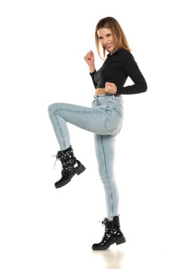 Beyaz arka planda tek başına duran heyecanlı genç bayanın görüntüsü, kazanan hareketi yap