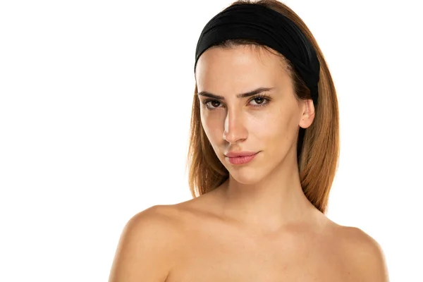 Mujer Joven Sin Maquillaje Mirando Con Desconfianza Sobre Fondo Blanco —  Fotos de Stock