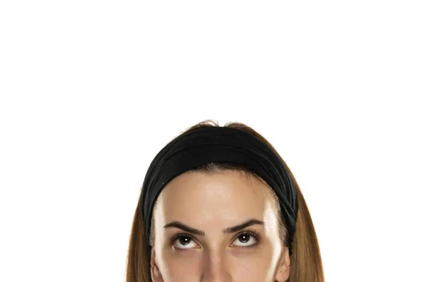 Meio Retrato Uma Jovem Com Headband Olhando Para Cima Fundo — Fotografia de Stock