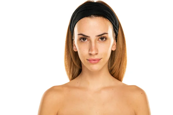 Retrato Uma Jovem Séria Sem Maquiagem Headband Fundo Branco Estúdio — Fotografia de Stock