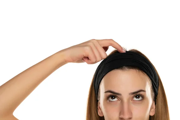 Halbporträt Einer Jungen Frau Mit Stirnband Die Ihren Kopf Auf — Stockfoto
