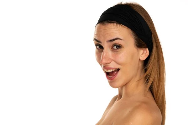 Retrato Uma Jovem Feliz Sem Maquiagem Headband Fundo Branco Estúdio — Fotografia de Stock