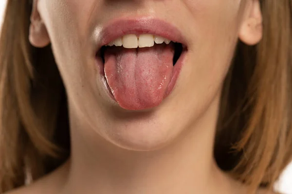 Dilini Gösteren Genç Bir Kadın Görüntüsü — Stok fotoğraf