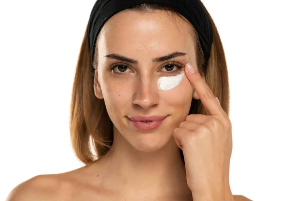 Portrait Young Woman Applying Cosmetic Product Her Eyes White Background — Stock Photo, Image