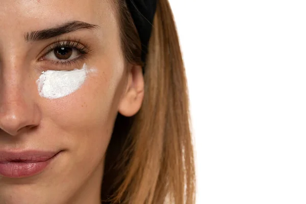 Setengah Potret Seorang Wanita Muda Dengan Produk Kosmetik Bawah Matanya — Stok Foto